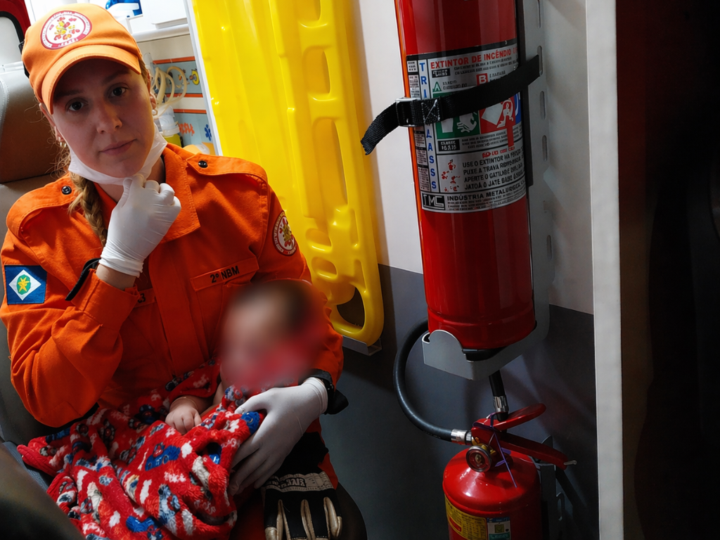 Corpo de Bombeiros presta atendimento a beb� de tr�s meses ap�s queda de cadeirinha
