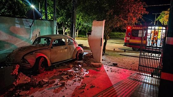 Fusca perde freio, invade cruzamento e derruba muro de residência em MT