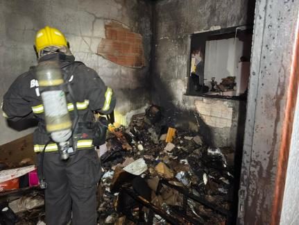 Incêndio destrói móveis e parte de residência durante a madrugada em Lucas do Rio Verde