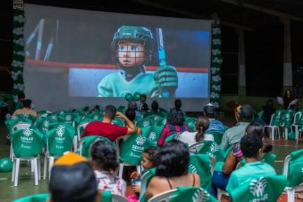 Projeto leva cinema ao ar livre com entrada gratuita a moradores de Várzea Grande