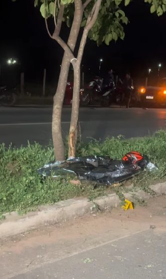 Motociclista morre após perder controle e bater contra árvore em avenida de Cuiabá