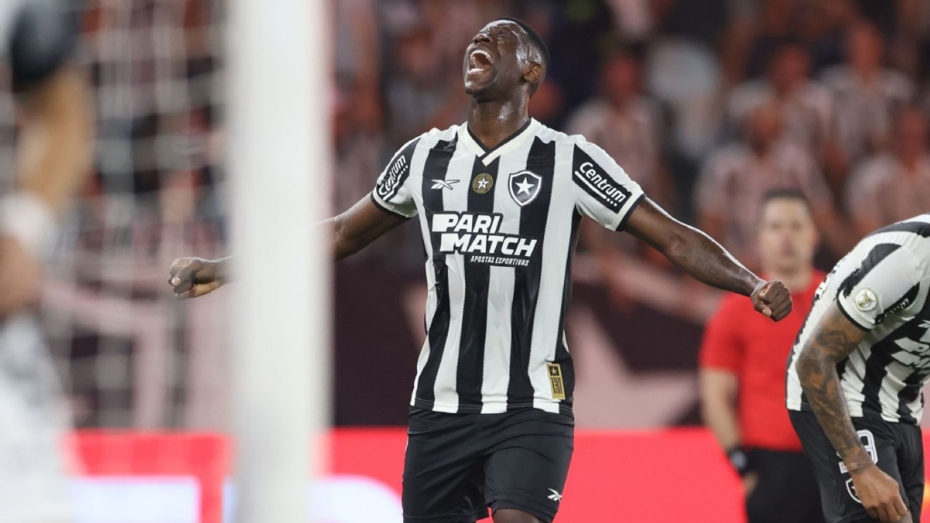 Botafogo vence Corinthians e se mant�m na lideran�a do Brasileir�o