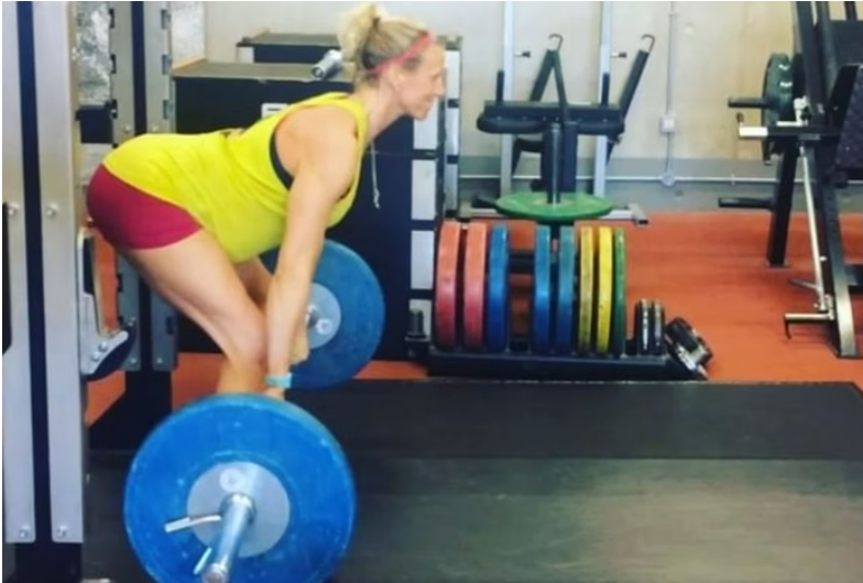 Mulher fica paralisada ap�s acidente em agachamento com barra de 120kg