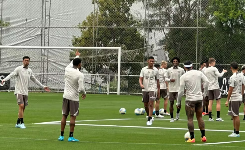 Treino do Corinthians tem Memphis Depay sorridente, lateral recuperado e Raniele fora