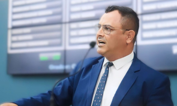 Vereador questiona gasto de quase R$ 500 mil em reforma de ilumina��o de pra�as recentemente revitalizadas