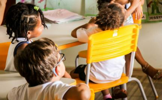 Pais reclamam de banheiro com c�meras e sem portas em cabines em escolinha