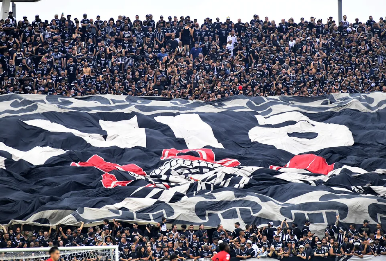 Vit�ria do Corinthians sobre Atl�tico-GO marca estreia de Memphis Depay e recorde de p�blico 