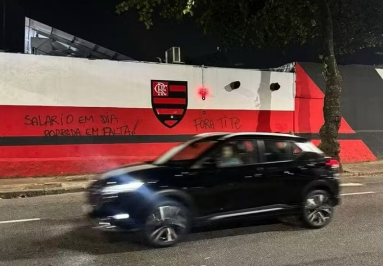 Sede do Flamengo � pichada com amea�a e pedido para a sa�da de Tite