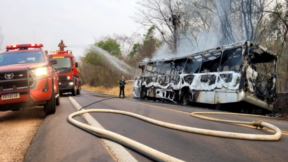 �nibus de empresa particular � destru�do por inc�ndio em Rondon�polis