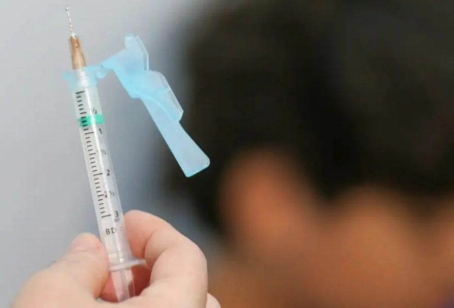 Secretaria de Sa�de alerta para baixa ades�o � vacina��o contra dengue entre adolescentes em Mato Grosso