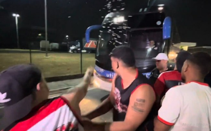 Torcedores do Flamengo protestam no Gale�o ap�s elimina��o na Libertadores