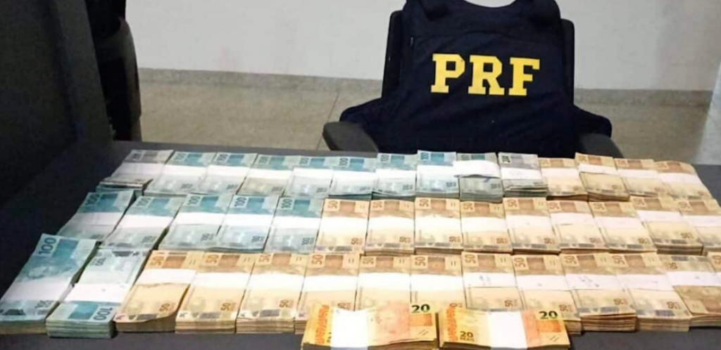 PRF apreende R$ 300 mil em ve�culo de campanha eleitoral na BR-163