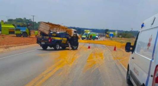 Carreta carregada de gros tomba e interdita BR-163 entre Sorriso e Vera