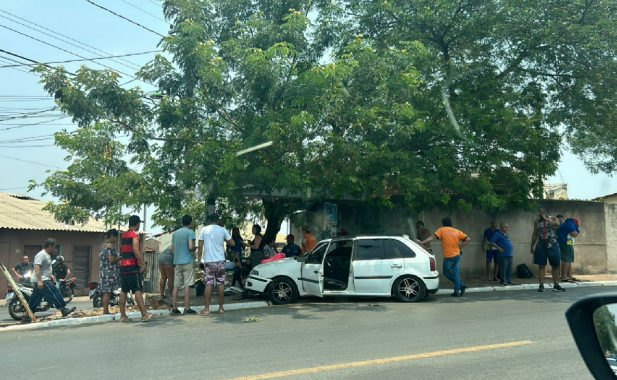 Carro invade cal�ada e atropela tr�s adolescentes em ponto de �nibus no bairro Tijucal, em Cuiab�
