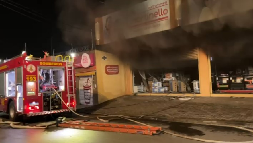 Inc�ndio de grandes propor��es atinge loja em Cuiab�