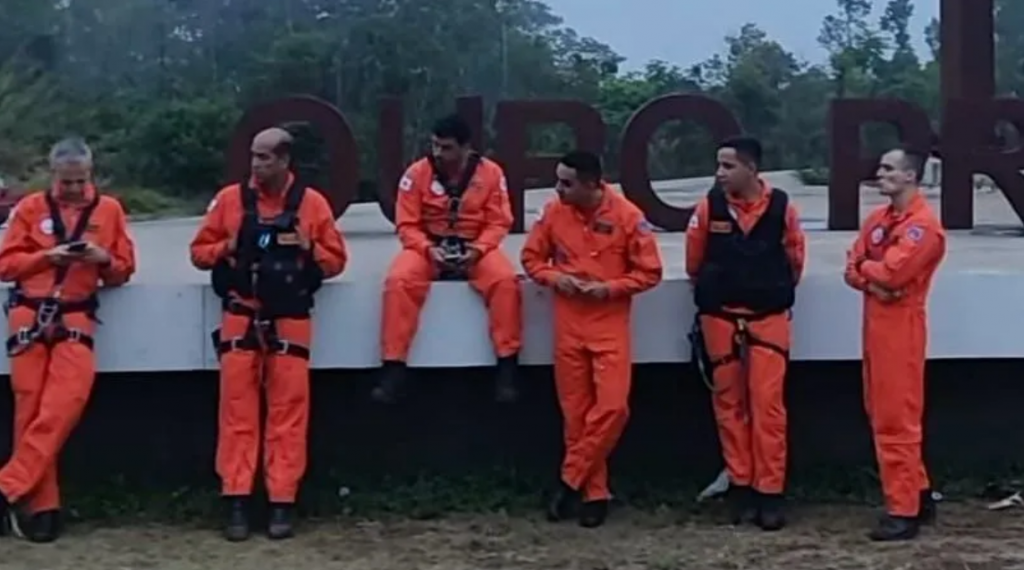 Helicptero do Corpo de Bombeiros cai em Minas Gerais durante resgate e deixa seis mortos