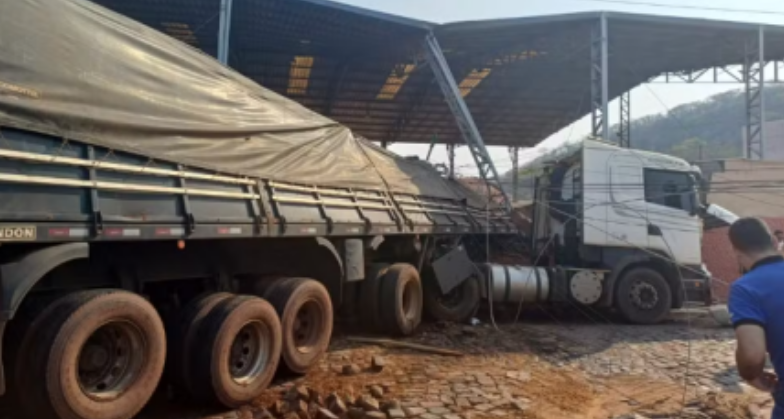 Muro de escola em Poxoru  destrudo por carreta desgovernada