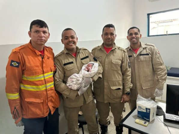Bombeiros que atuavam no combate a inc�ndio ajudam no nascimento de beb� em Bar�o de Melga�o