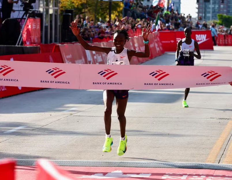Queniana bate recorde mundial da maratona e � a primeira mulher a correr abaixo de 2h10min