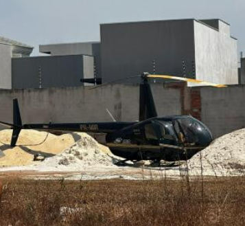 Helic�ptero faz pouso for�ado em �rea residencial de Quer�ncia