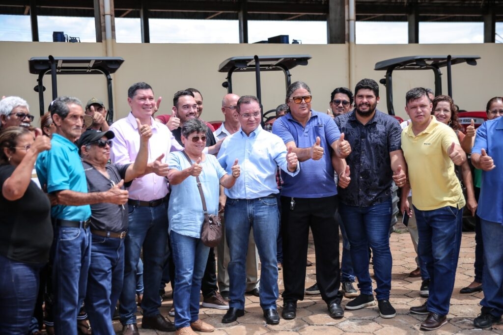 Botelho entrega patrulhas e ve�culos para pequenos produtores