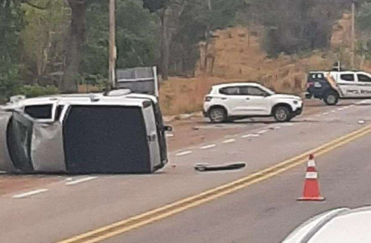 Homem morre e duas pessoas ficam feridas em acidente na zona rural de Guiratinga