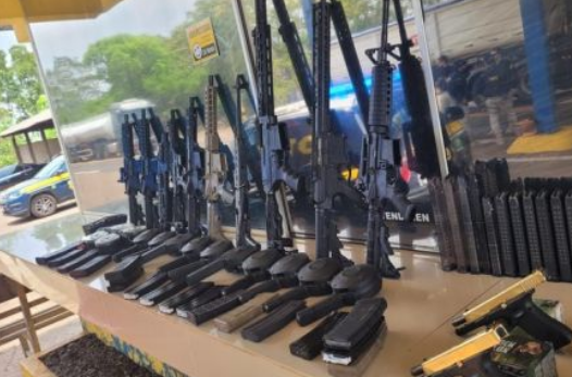 PRF apreende submetralhadora, fuzis e 10 mil muni��es em caminh�o na BR-070, em Mato Grosso