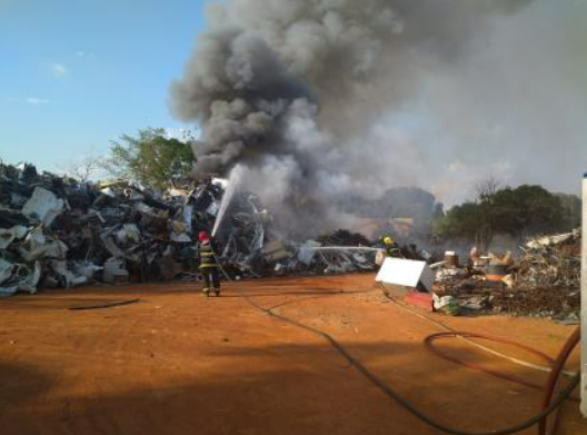 Inc�ndio destr�i empresa de reciclagem em Rondon�polis