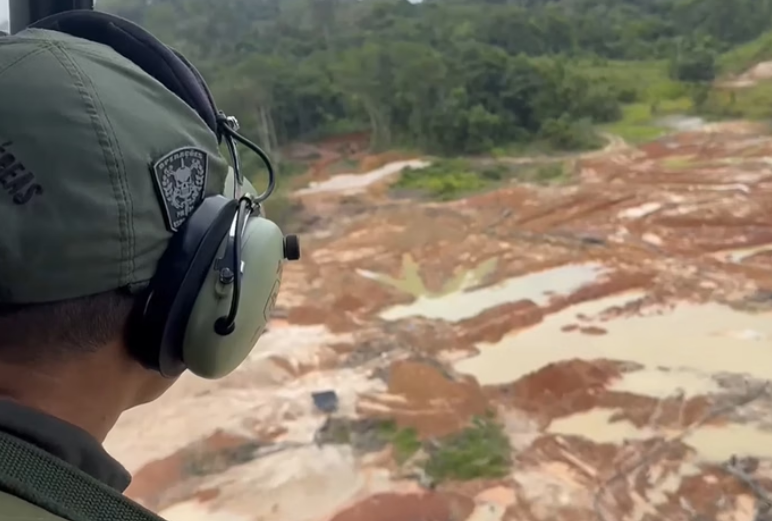 Terra ind�gena: garimpo destr�i �rea igual a 38 mil campos de futebol