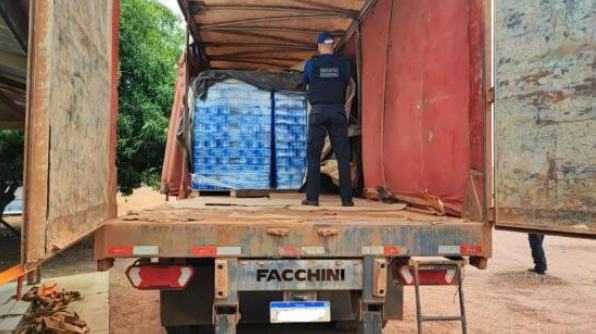 Receita Federal e Gefron apreendem 18 toneladas de bebidas em fazenda na fronteira com a Bol�via