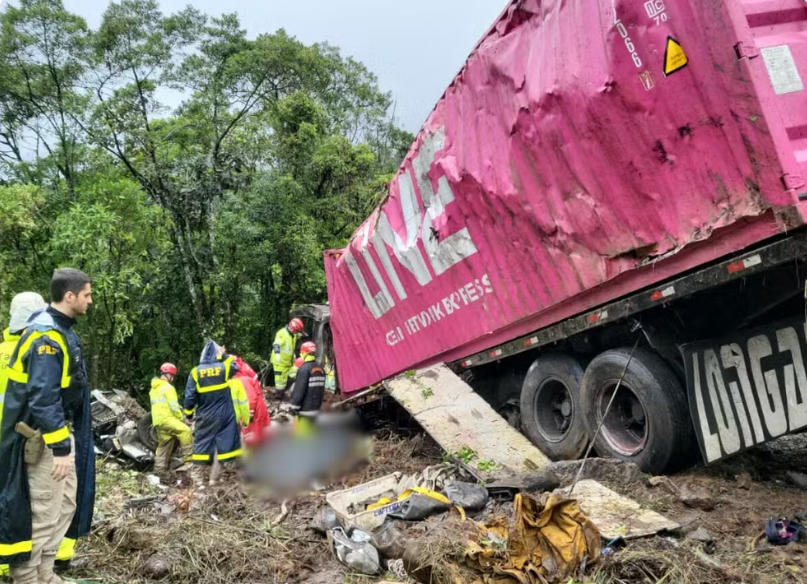 Carreta tomba sobre van e deixa nove mortos no Paran�