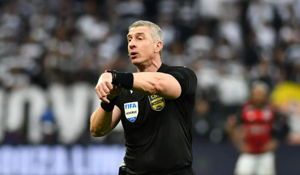 Vincius Cascone acusa Flamengo de presentear rbitro aps derrota do Corinthians