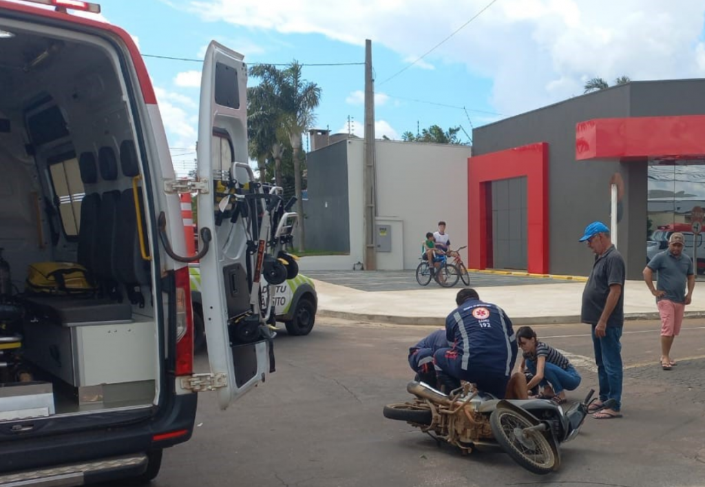 Bombeiros militares atendem vtima aps acidente de trnsito envolvendo moto e carro