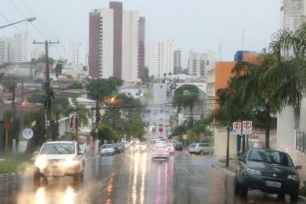 Dezembro come�a com alerta de temporais e granizo em MT