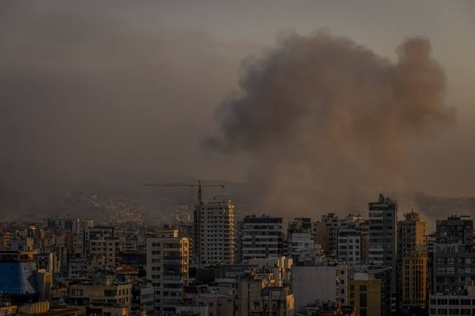 Israel realiza ataques a�reos em Beirute, destruindo pr�dios e causando inc�ndios