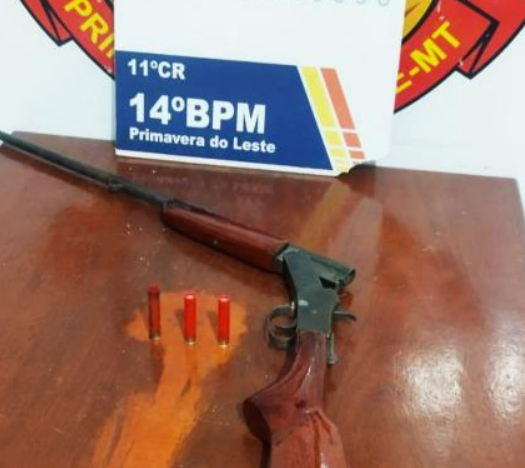 Mulher  presa aps atirar contra a casa da nora em Primavera do Leste