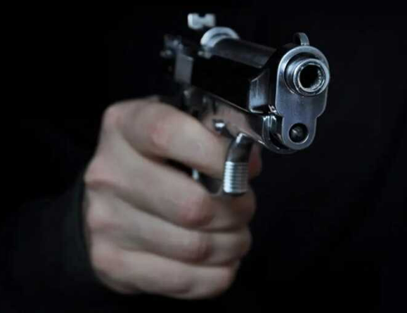 Idosa � baleada em casa ap�s criminosos invadirem resid�ncia procurando pelo filho