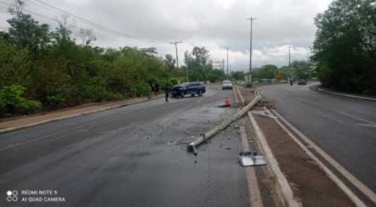 Idosa perde o controle do carro e derruba poste em V�rzea Grande