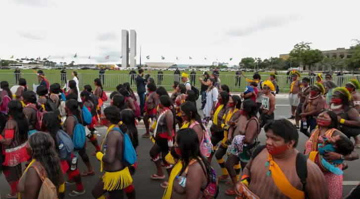 Indgenas marcham em Braslia e bloqueiam vias contra marco temporal