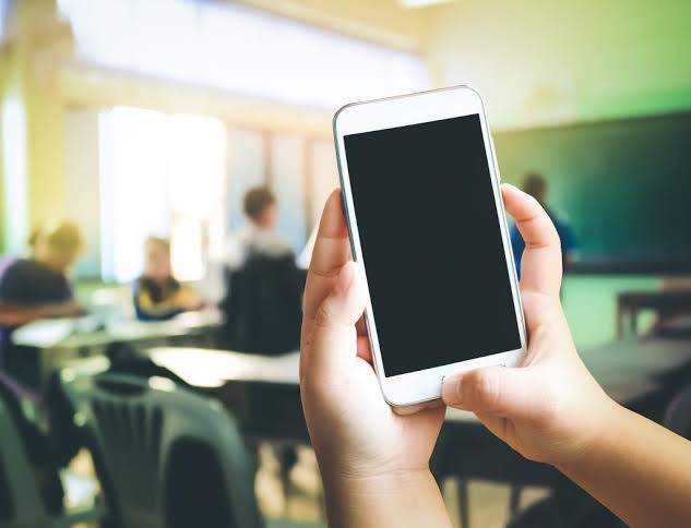 Comiss�o aprova projeto que pro�be celular nas escolas