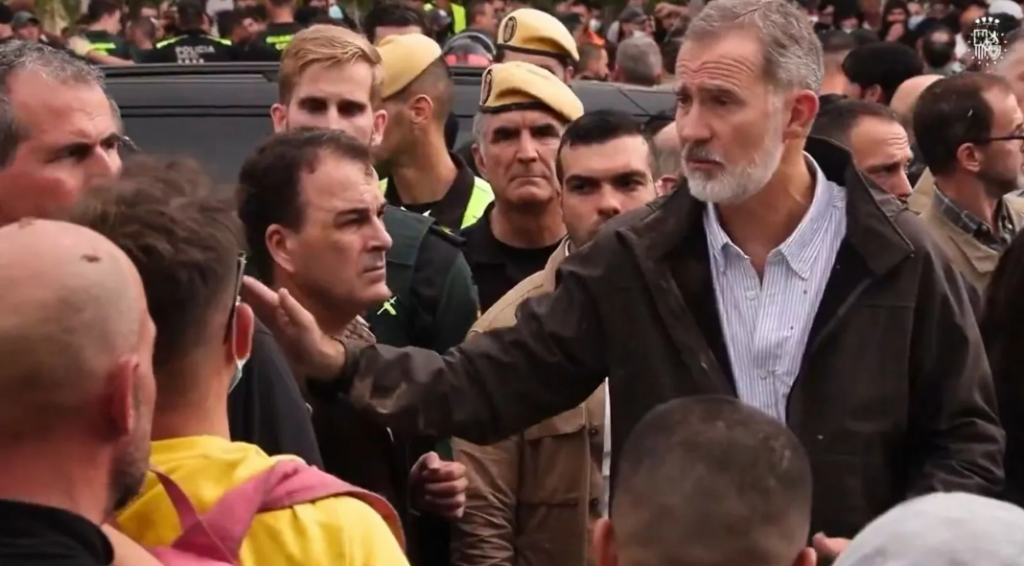 Rei da Espanha � alvo de protestos durante visita a Val�ncia ap�s cheias