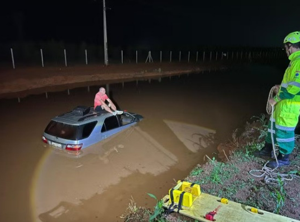 Motorista se salva ao subir em carro submerso em acidente na BR-163