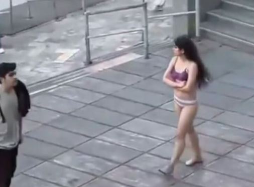 Jovem tira roupa em protesto contra c�digo de vestimenta na universidade iraniana