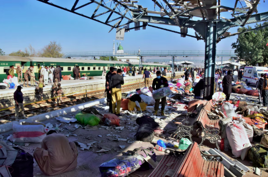 Atentado em esta��o de trem no Paquist�o deixa 24 mortos