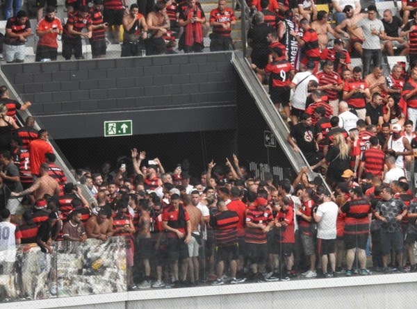 Problemas na catraca, confus�o e g�s de pimenta marcam entrada de torcedores do Flamengo na Arena MRV