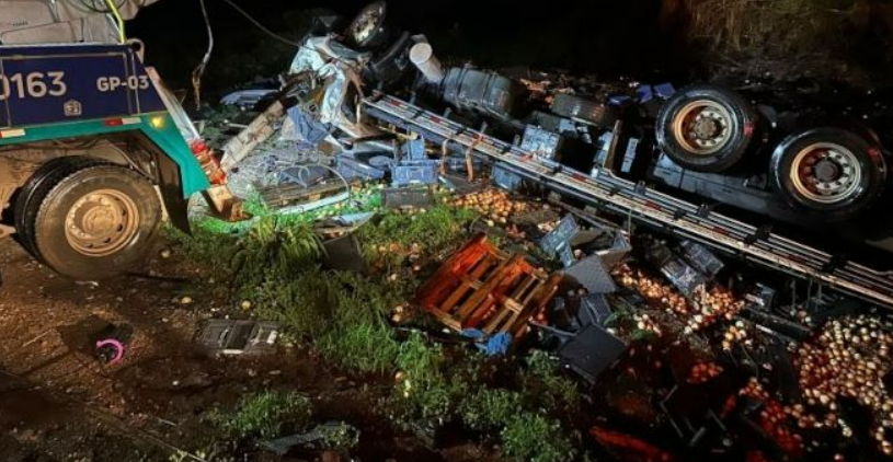 Caminhoneiro morre aps tombar caminho carregado de cebolas na BR-364, em Santo Antnio de Leverger