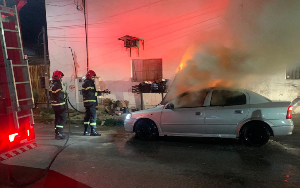 Bombeiros combatem incndio em carro que pegou fogo em avenida em Primavera do Leste