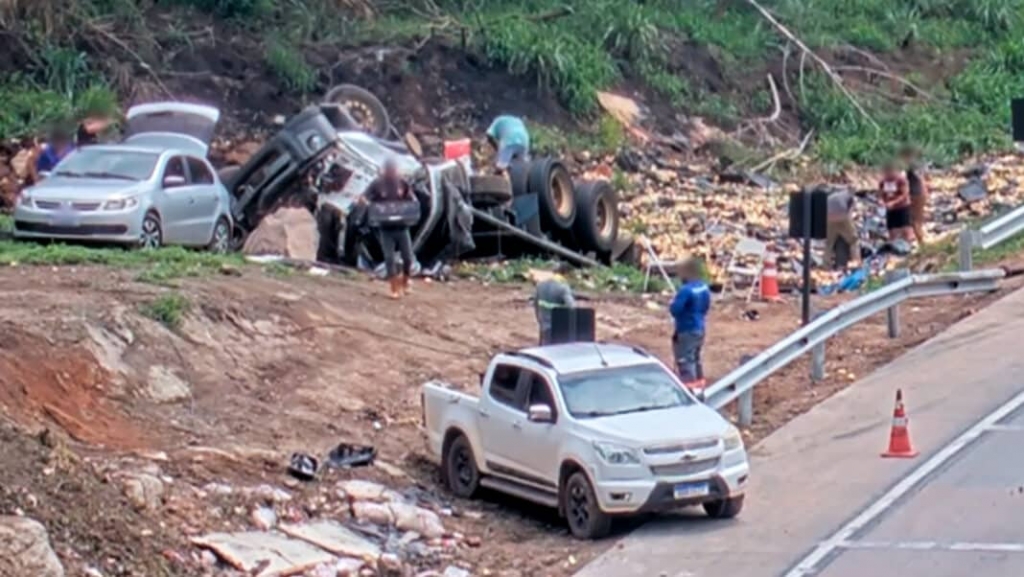 Saques de cargas de carretas tombadas s�o registrados na BR-364, em Santo Ant�nio do Leverger