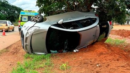 Mulher fica ferida aps capotamento de veculo na BR-163