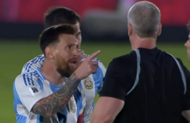 Messi se irrita com rbitro brasileiro durante derrota da Argentina para o Paraguai